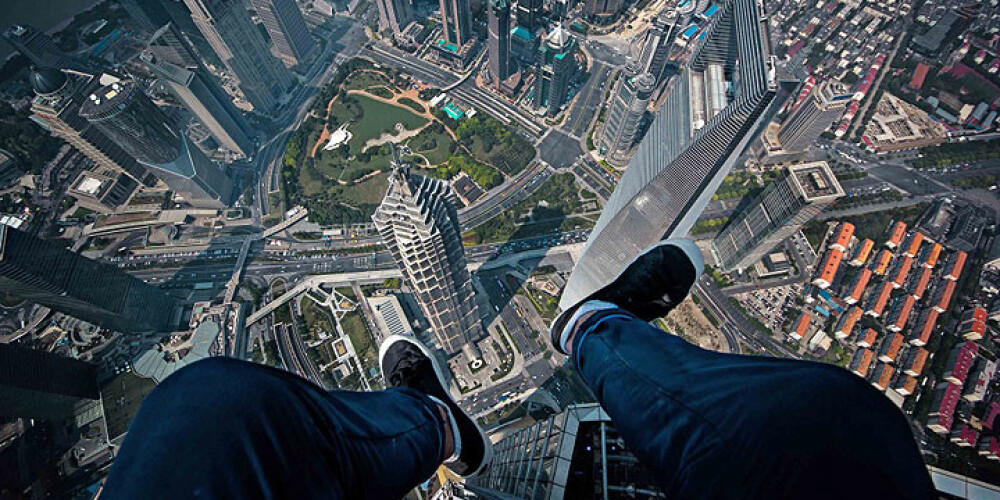 Riktīgi krievu Betmeni! Puiši taisa selfijus 420 metru augstumā. FOTO