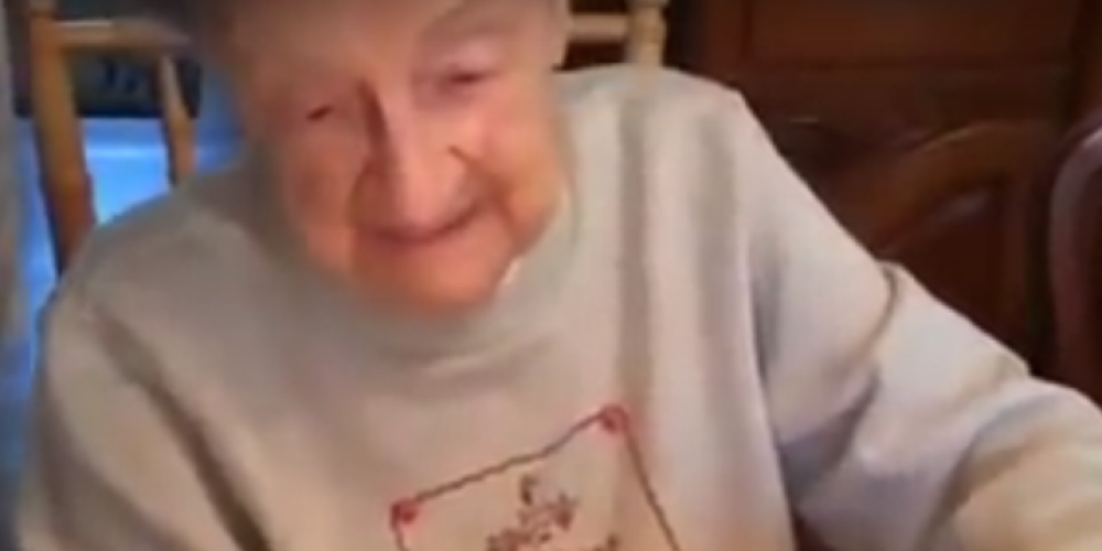 Vai gan večiņa domāja ko tādu piedzīvot savā 102. jubilejā... VIDEO