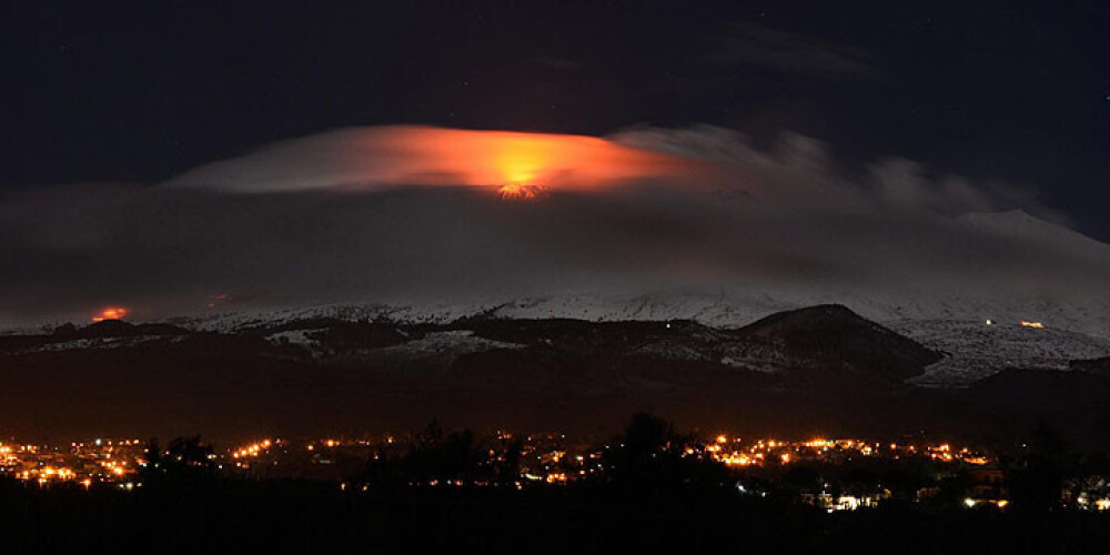 Spēcīga Etnas vulkāna izvirduma dēļ slēgta lidosta