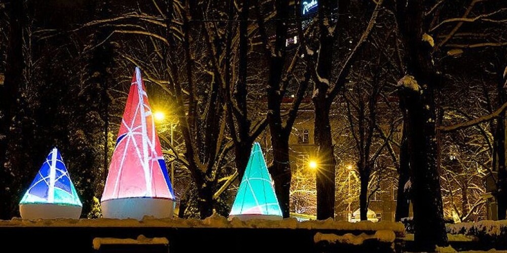 Iedzīvotājus aicina apmeklēt vides objektu festivālu "Ziemassvētku egļu ceļš 2015"