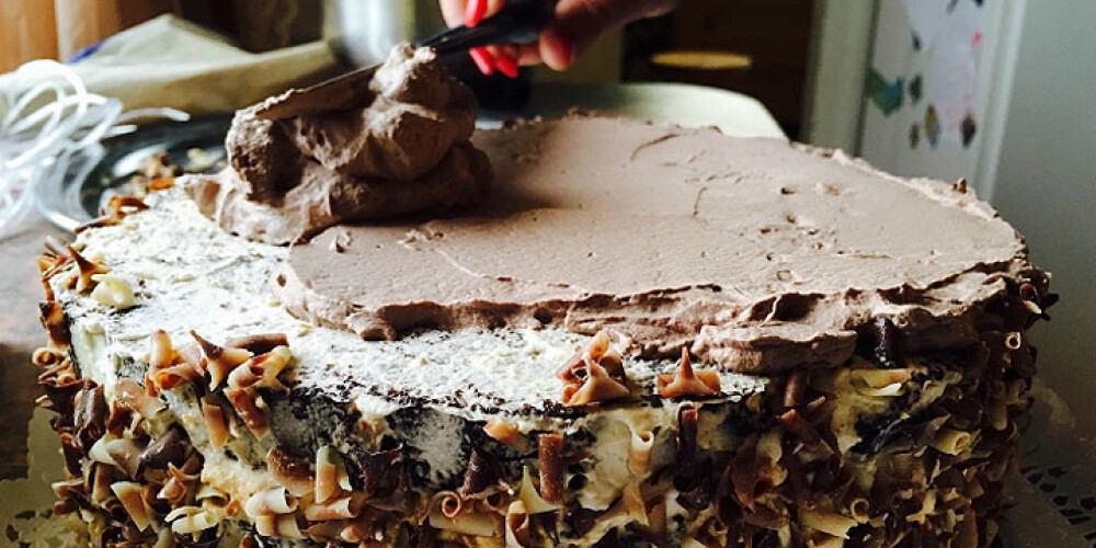 Snikera kūka - pēc 90. gadu populāro šokolādīšu garšas izslāpušajiem