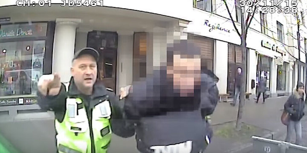 Rīgas pašvaldības policisti aiztur veikalu apzadzēju. VIDEO