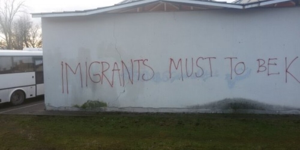 Par ķengām Ogrē - "Imigrantus vajag nogalināt" - sāk lietu; aizdomās turamo gan nav