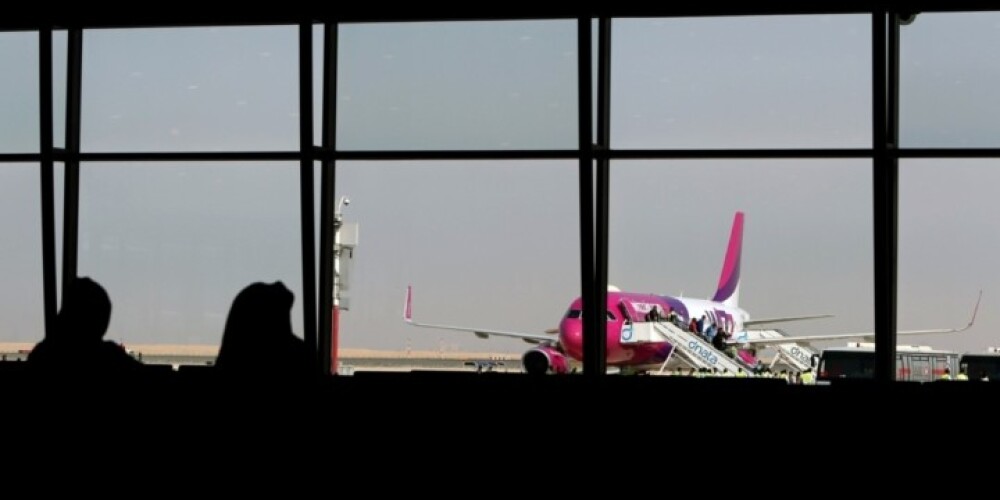 Pasažieris pajoko par bumbu lidmašīnā; pārmeklē Viļņas lidostu