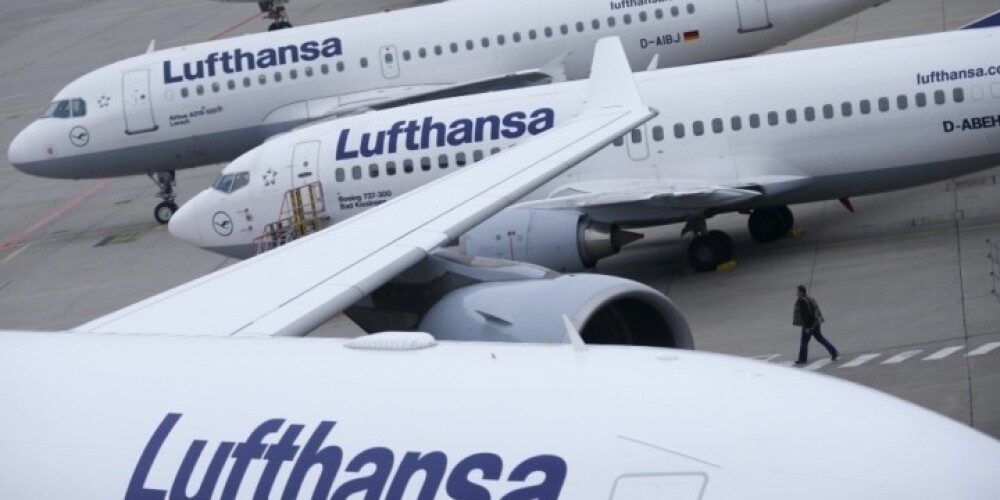 Allāha fanāts "Lufthansa" reisā centies atvērt lidmašīnas durvis