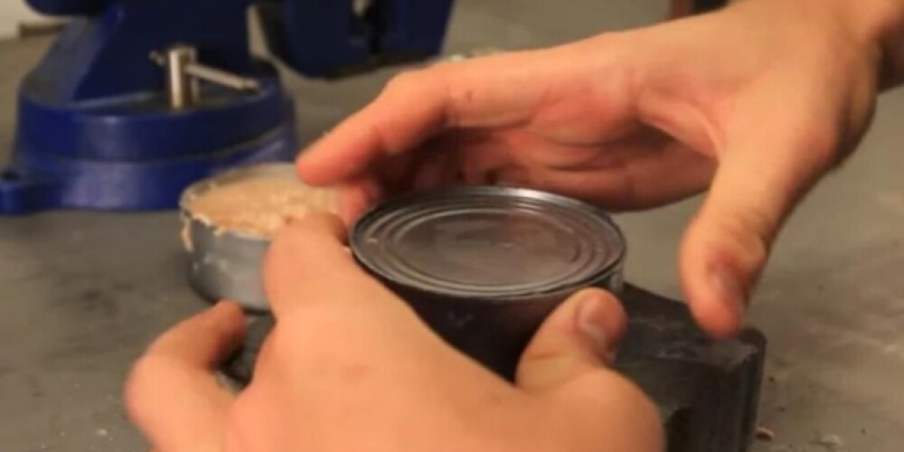Невероятная находка: как открыть консервы голыми руками