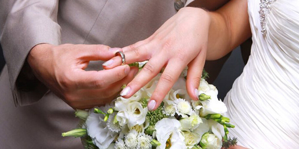 Latvietes par fiktīvām laulībām saņem no 200 līdz 10 000 eiro. VIDEO
