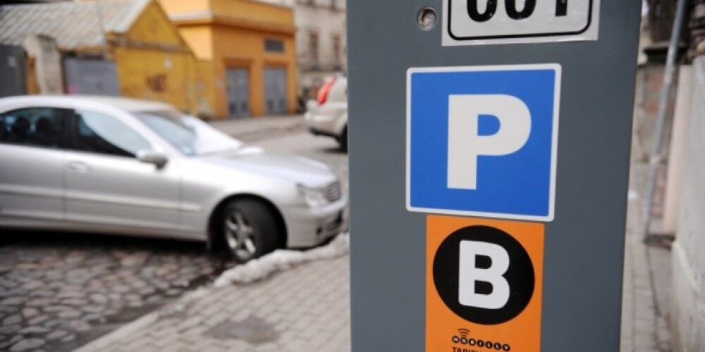 Rīgā maksas autostāvvietu lietotājus aicina uzmanīties no krāpniekiem