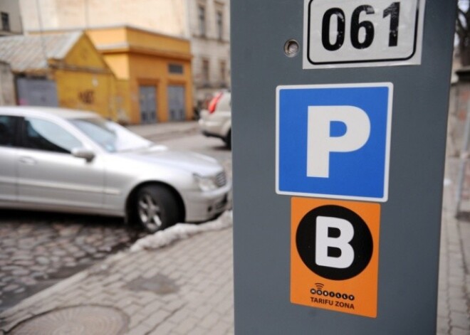 Rīgā maksas autostāvvietu lietotājus aicina uzmanīties no krāpniekiem