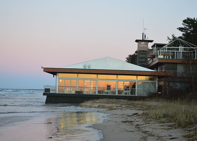 Vētra Jūrmalā. Viļņi apskalo restorānu "Light House". FOTO