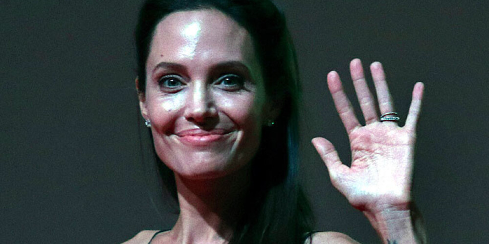 Слухам вопреки: Анджелина Джоли снова улыбается!