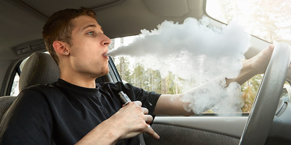 Nākamgad aizliegs smēķēt arī personiskajās automašīnās. VIDEO