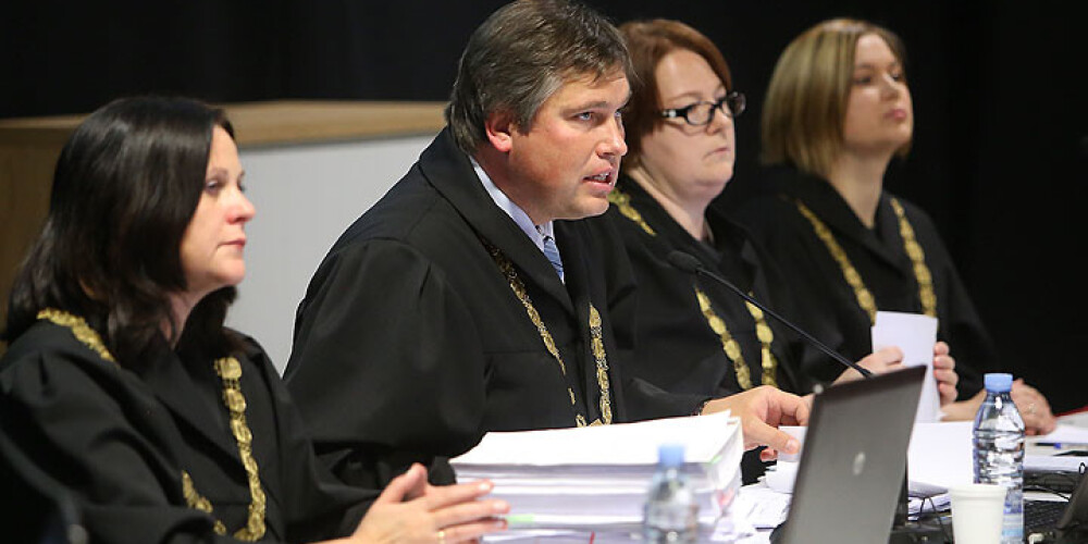 Par tiesas sastāva vadītāju nozīmēts tiesnesis Ernstons. Tiesas kolēģijā strādās arī tiesneses Aiga Freimane. Savukārt par ceturto jeb tā dēvēto rezerves tiesnesi nozīmēta Elīna Leitāne.