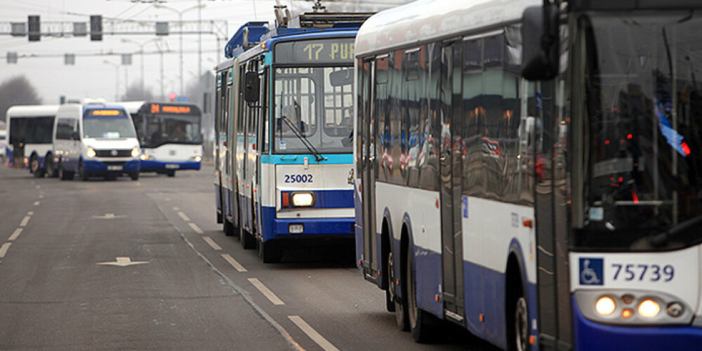 "Rīgas satiksme" skaidro, kāpēc kavējas sabiedriskais transports
