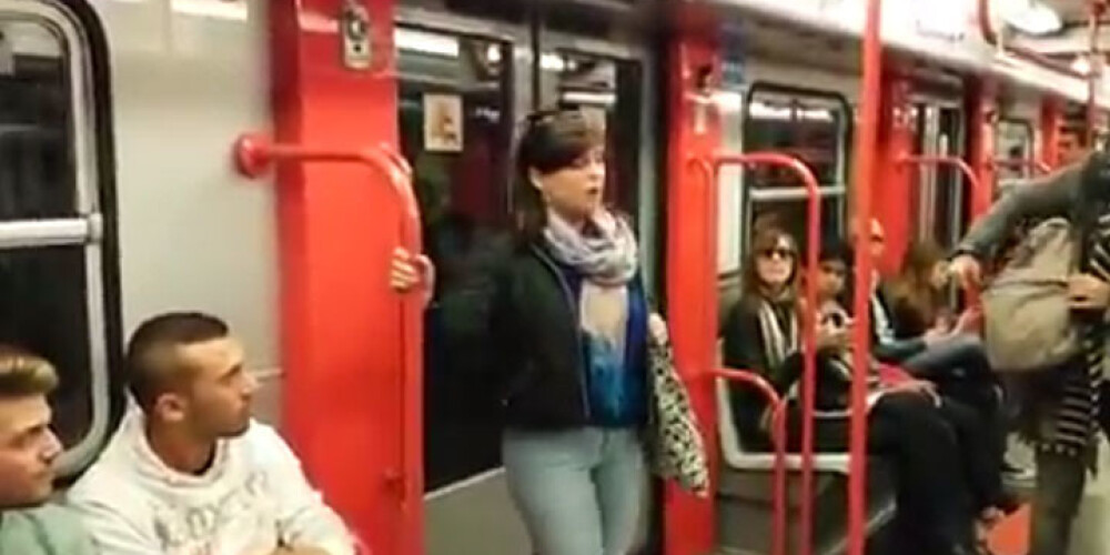 Braucot metro, milānieši nudien negaidīja, ka notiks kas tāds! VIDEO
