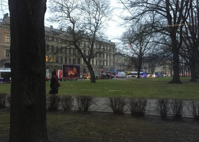 Kasjauns.lv lasītāja Agija satraucās par trešdien no rīta redzamo ainu Valdemāra ielā. Kā noskaidrojās, dzīvoklī netālu no Mākslas muzeja degušas durvis.