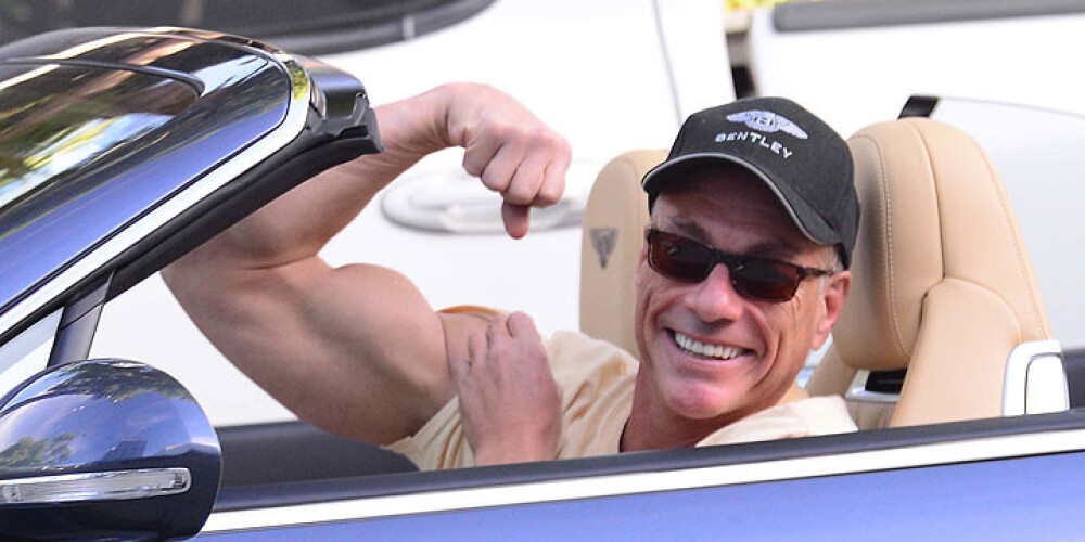 55 gadus vecais van Damme aizvien lepojas ar iespaidīgiem muskuļiem. FOTO