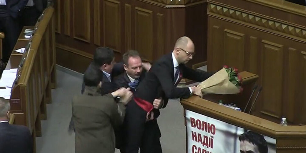 Izceļas pamatīgs kautiņš un tracis Ukrainas parlamentā. VIDEO