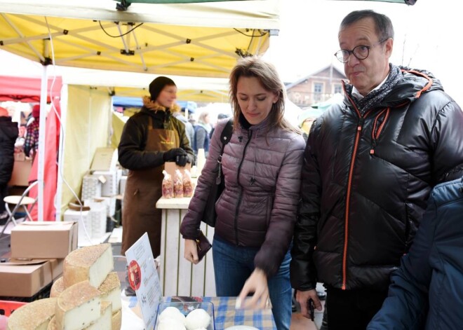Igaunijas prezidents Tomass Hendriks Ilvess un Ieva Kupce iepērkas Kalnciema kvartāla tirdziņā