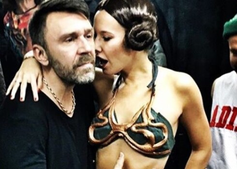 «Пока муж в соседней гримерке», - подписала совместную с Сергеем Шнуровым фотографию Ксения Собчак