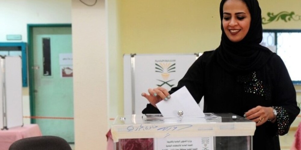 Saūda Arābijā sievietes dodas vēlēt un iebalso vienu savējo. FOTO