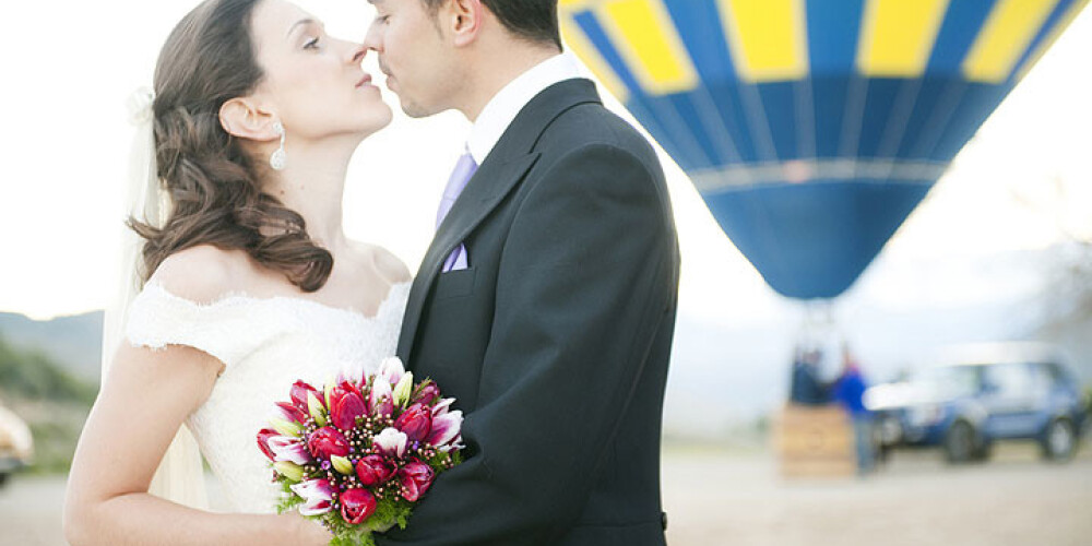 67 Latvijas pāri, tostarp arī slavenības, pieteikušies laulībām gaisa balonā