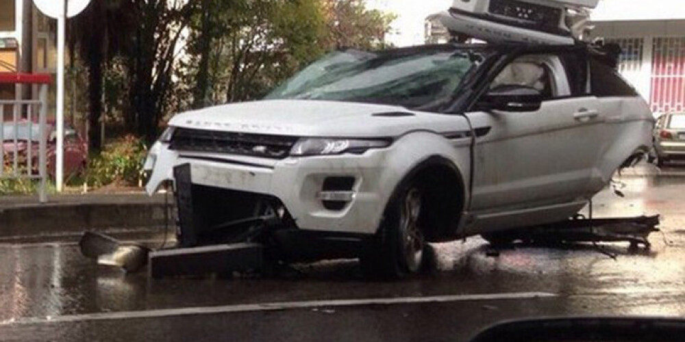 Krievijā nofilmēta ellīga avārija. Džipa šoferim – ne skrambiņas. VIDEO