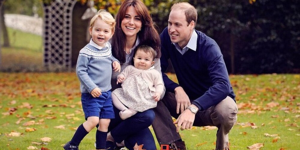 Кейт Миддлтон и принц Уильям с детьми Шарлоттой и Джорджем на семейном портрете