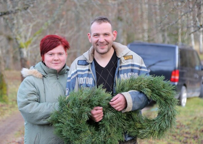Ciemos pie šova “Lauku sēta” 2015. gada uzvarētāja Mārtiņa Aiņa Rogas un viņa ģimenes - sievas Solvitas un bērniem Annas un Roberta – Talsos.