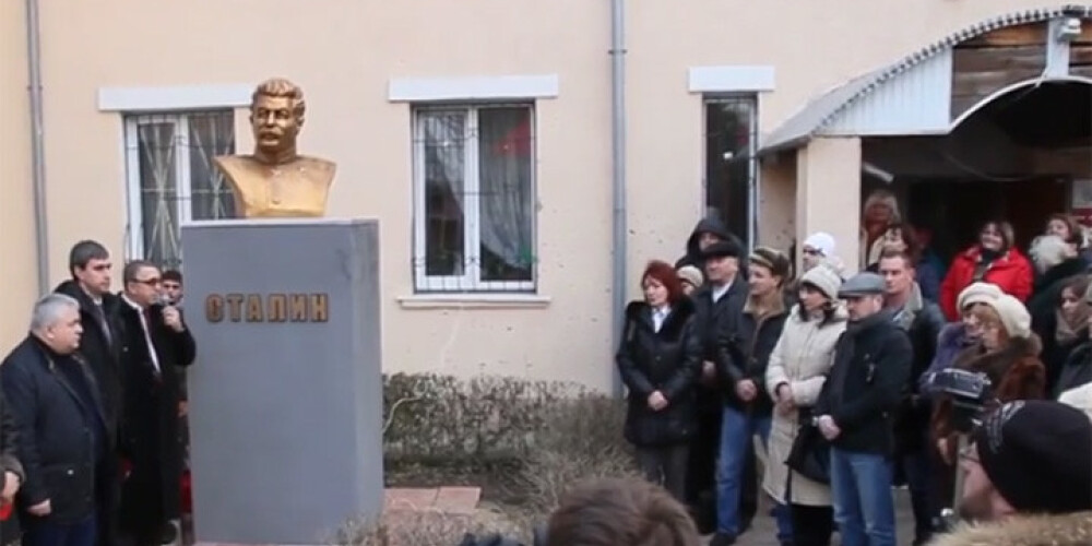 Brīdī, kad pasaulē uzvirmo nacisms, Luhanskā klusi atklāts piemineklis biedram Staļinam. VIDEO