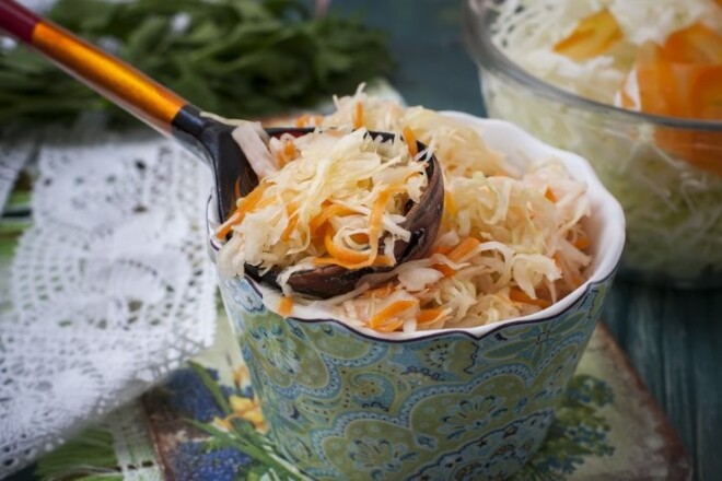 Katrai saimniecei ir sava kāpostu sautēšanas recepte, un gardie kāpostiņi parasti izdodas ļoti sātīgi. Mēs piedāvājam sautēt apelsīnu sulā un iztikt bez treknas gaļas.