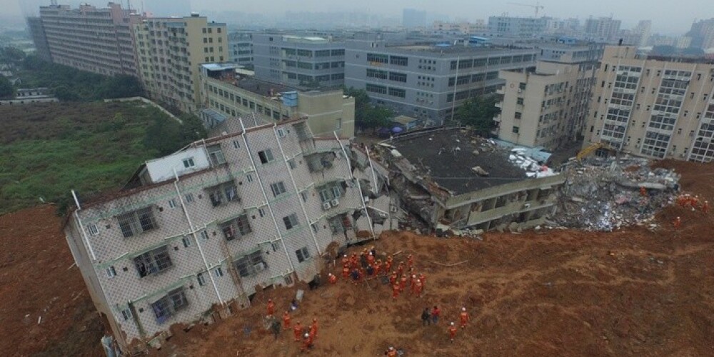 Elle rūpniecības pilsētā Ķīnā: zemes nogruvums aprij ēkas, pazūd 91 cilvēks. FOTO