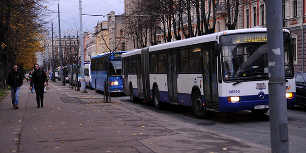 Sastrēgumu dēļ Rīgā ievērojami kavējas sabiedriskais transports