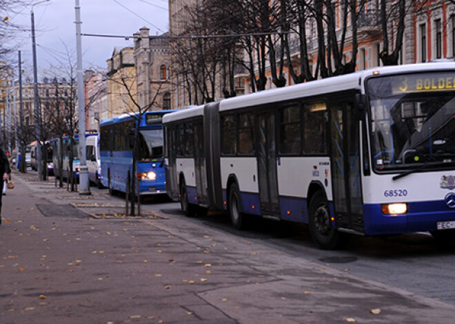 Sastrēgumu dēļ Rīgā ievērojami kavējas sabiedriskais transports