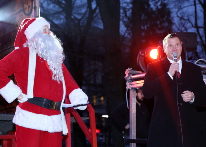 Pie Brīvības pieminekļa notiek labdarības projekta "Ziemassvētku karavānas" atklāšana. FOTO