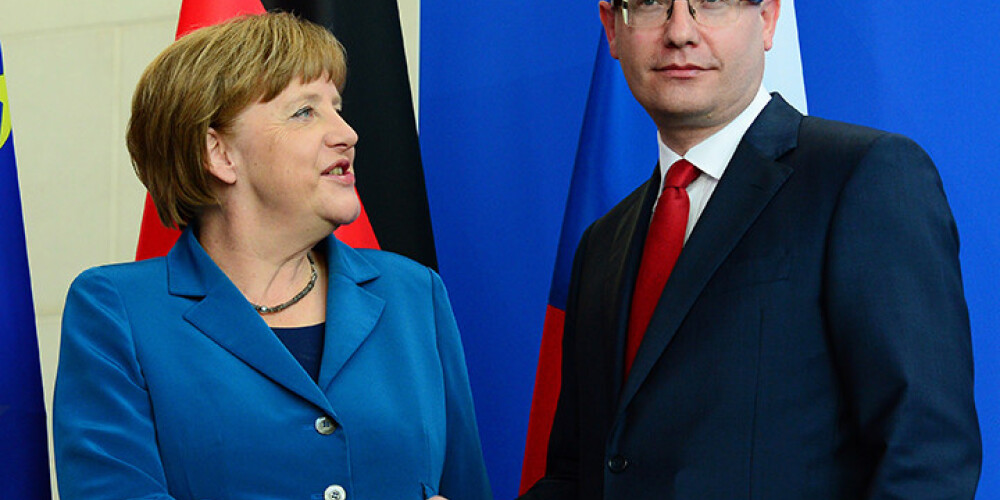 Čehijas premjerministrs vaino Merkeli bēgļu krīzē
