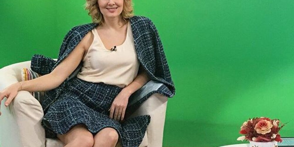 Мария Кожевникова показала шикарные ноги в юбке