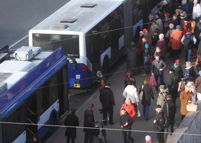 Svētku brīvdienās - izmaiņas Rīgas sabiedriskā transporta grafikā un autostāvvietu darbā