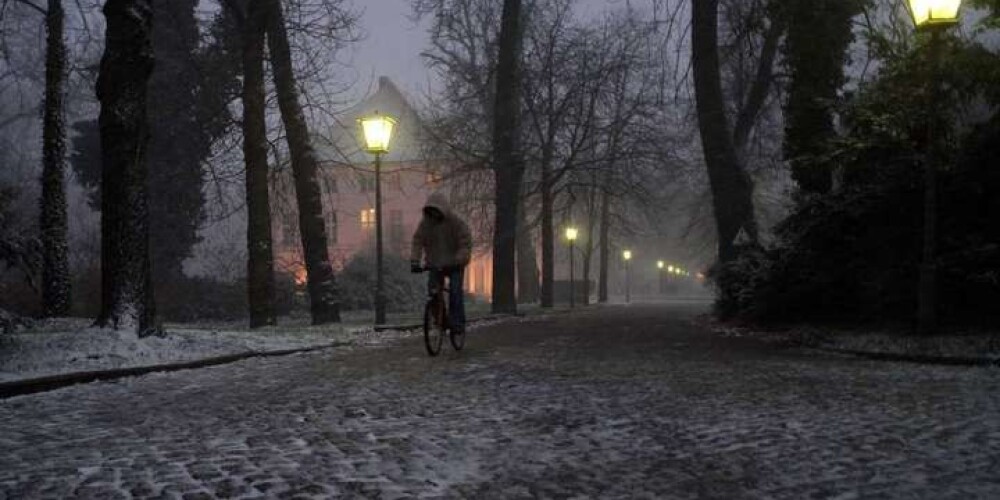 Sals, sniegs un slideni ceļi - Trešajos Ziemassvētkos beidzot Latvijā sagaidīta ziema