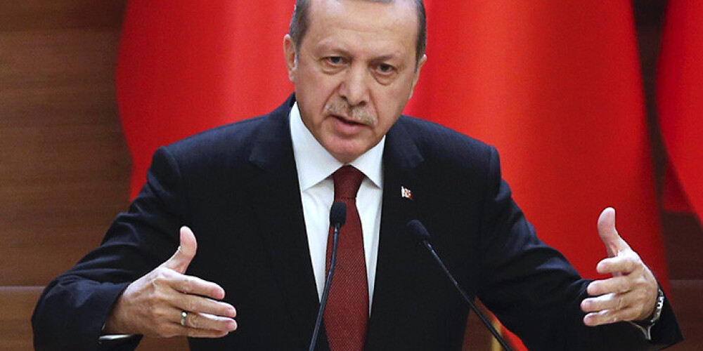 Turcijā apcietina padsmitnieku, jo viņš internetā "aizvainojis" Erdoganu