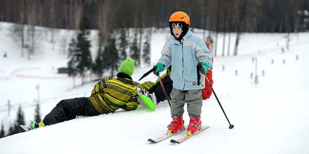 Latvijas slēpošanas kalni šodien uzsāk sniega ražošanu