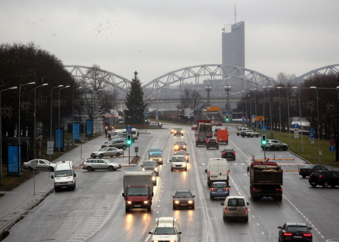 Līdz janvāra beigām pagarina satiksmes ierobežojumus 11. novembra krastmalā