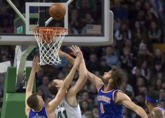 Kristapam spēlē pret "Celtics" 16 punkti un "double-double".