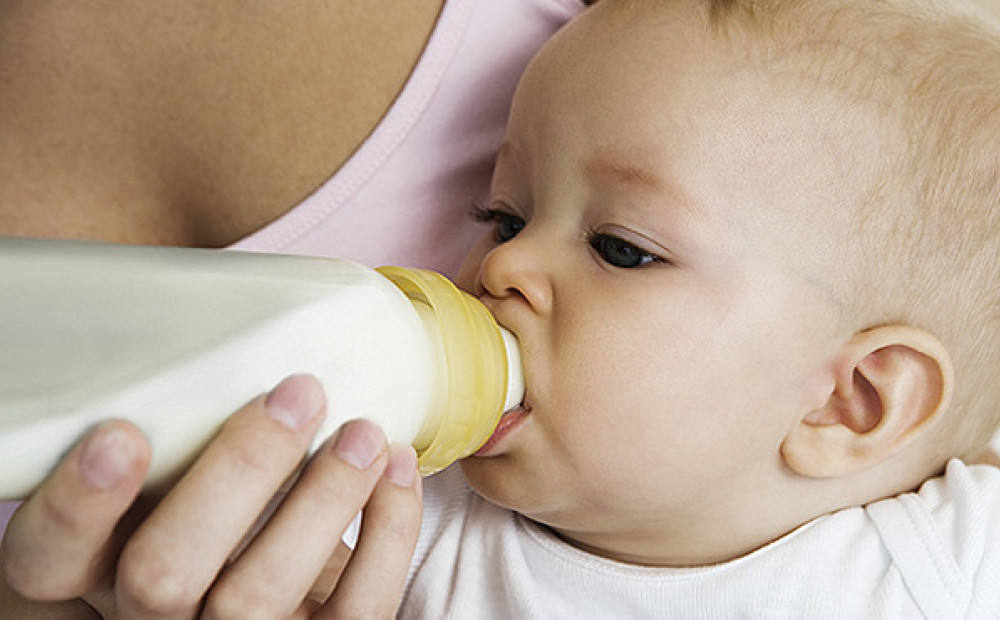 Новорожденный заглатывает воздух. Ребёнок не справляется с приливами молока. Смывается ли молоко с языка новорожденного.