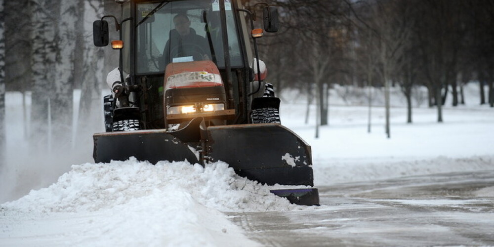 Šonakt sāks sniega izvešanu no Rīgas ielām; autovadītājiem būs apstāšanās ierobežojumi