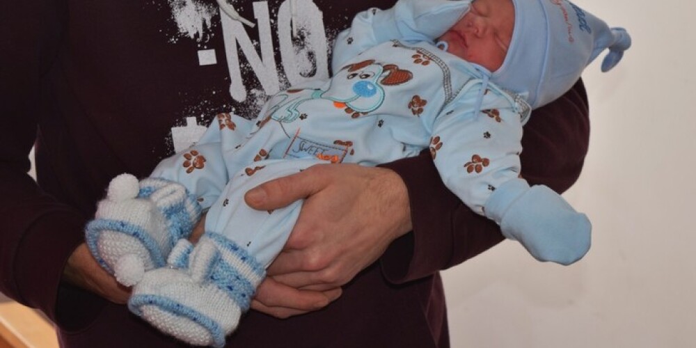 Burvīga sakritība Cēsīs - gada pirmais mazulis izrādās brālis Cēsu krustmeitiņai. FOTO