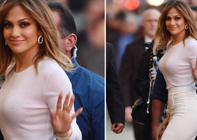 Дженнифер Лопез показала знаменитые формы в узкой юбке