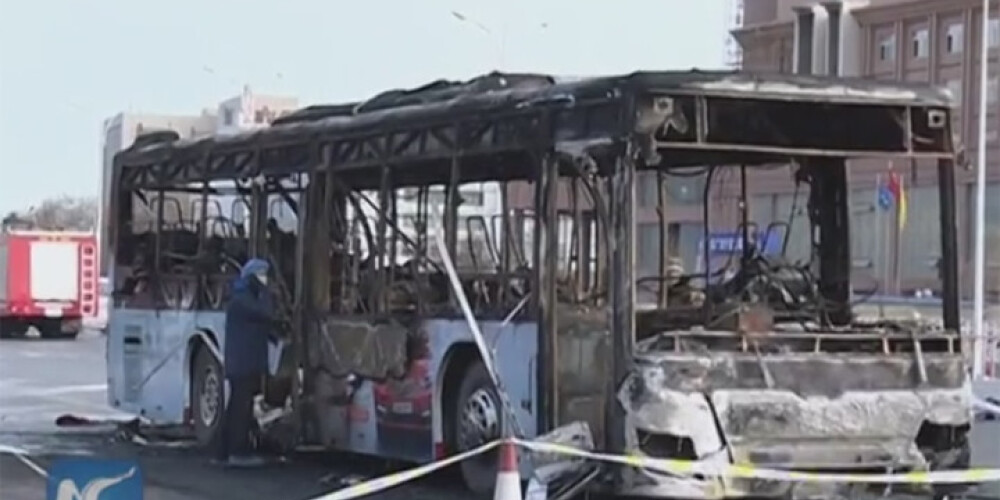 Ķīnietis nodedzina sabiedrisko autobusu. Liesmas prasījušas 17 cilvēku dzīvības. VIDEO