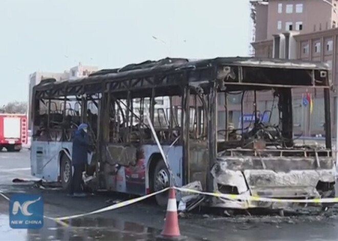 Ķīnietis nodedzina sabiedrisko autobusu. Liesmas prasījušas 17 cilvēku dzīvības. VIDEO