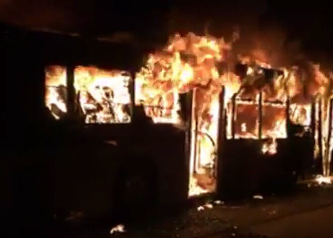 Ugunsgrēkā Ķīnas autobusā dzīvi sadeguši vismaz 14 cilvēki. VIDEO